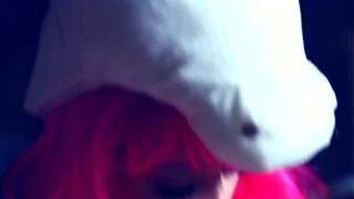 Gefangenes Einhorn für Fußfetisch und Wachsspiele