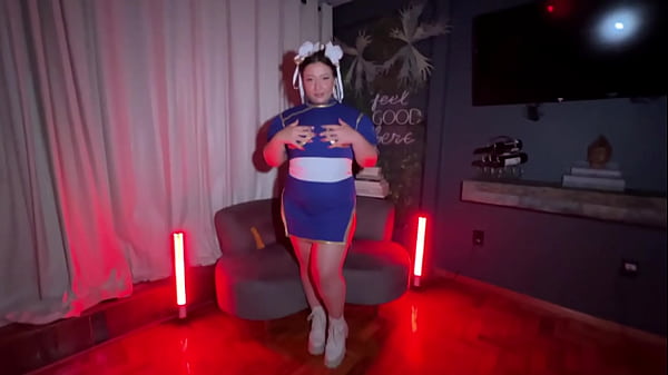 Chun Li, die sich nach einem Kampf entspannen möchte, masturbiert und stößt eifrig ihren Dildo in ihren engen Arsch, bis sie abspritzt