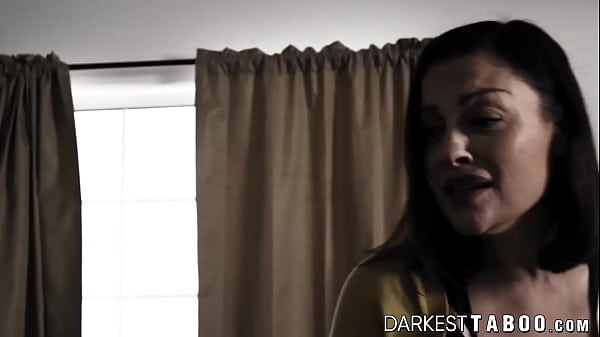 DarkestTaboo.com – Schockierende Szene mit Creampie für die reife Sovereign Syre