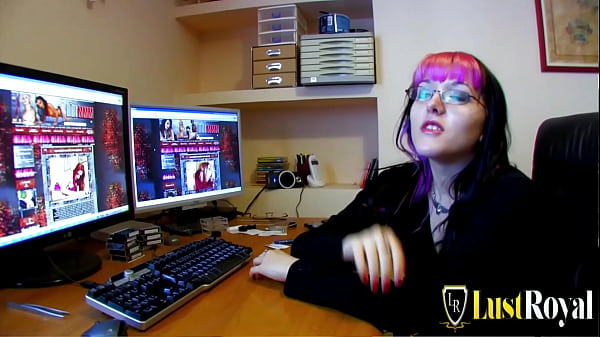 Die verrückte Teenagerin Ginger Roze spritzte beim Fingern und Arschficken ab