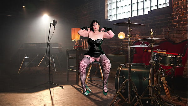 Verführerische Oma Carmen: Bodystocking & nackter BBW-Missionarsfick & Creampie