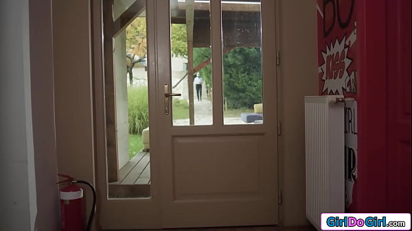 Teen hat ihre Lektion auf lesbische Art gelernt