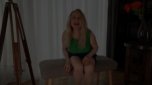 Mollige MILF mit großen Brüsten spielt mit großen Spielzeugen