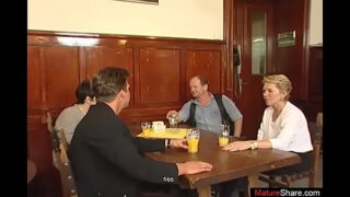 Oma liebt es, vor dem Ficken gefistet zu werden.