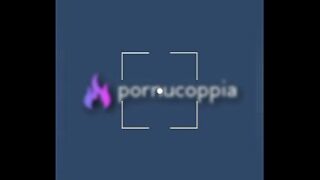 BDSM-Gürtelstrafe für zierliche Freundin in Handschellen und Fesseln.