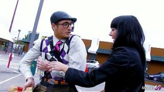 Schwarzhaarige, reife Ehefrau trifft sich mit einem nerdigen Jungen auf der Straße, während ihr Mann fremdgeht – Analsex