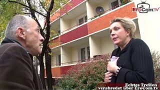 Deutsche große Hausfrau auf der Straße vom Opa angesprochen und gefickt