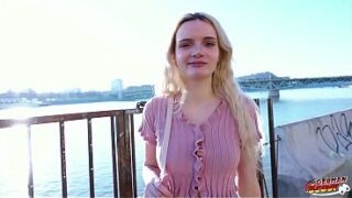 DEUTSCHE SPÖKIN – Schlanke deutsche Teenagerin Amber Kawaii erlebt bei Casting-Sex einen heftigen Orgasmus.