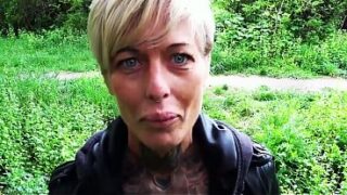 Wilder Outdoor-Sex mit blonder deutscher MILF