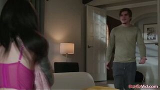 Stiefbruder vögelt seine vollbusige lesbische Stiefschwester