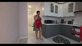 Die Stiefmutter blieb bei ihrem Stiefsohn und arrangierte einen heftigen Fick mit einem heißen Blowjob und anzüglichen Worten.