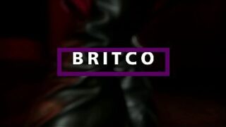 Brittany Andrews fühlt sich in ihrer roten Lingerie extrem geil!