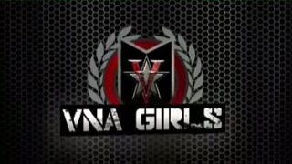 Die hochhackige MILF Vicky Vette gibt ihrem Freund einen Handjob!