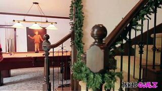 Inked Gurlz – Eine MILF mit großen Brüsten und Tattoos wird auf der Treppe hart gefickt