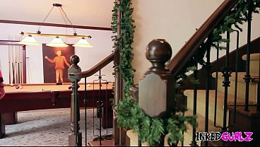 Inked Gurlz – Eine MILF mit großen Brüsten und Tattoos wird auf der Treppe hart gefickt