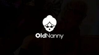 OldNanny – Kurvige, blonde, reife Frau zieht sich aus und befriedigt sich selbst auf dem Sofa