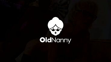 OldNanny – Kurvige, blonde, reife Frau zieht sich aus und befriedigt sich selbst auf dem Sofa