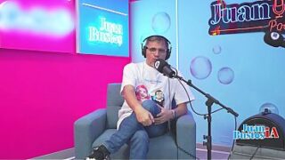 Die rothaarige MILF AndreaCastro lutscht einen riesigen Schwanz und reitet ihn dann, bis sie kommt.