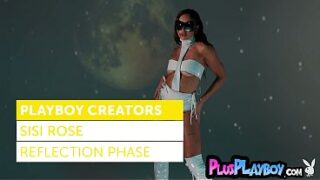 Sisi Rose in Dessous, die ihren großen Po und ihren atemberaubenden natürlichen Körper zeigt.