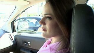 Teenager-Schlampe bekommt einen Ritt und einen großen Schwanz