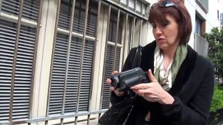 Die bürgerliche Oma wird in ihrer Wohnung von einem Fremden gevögelt!