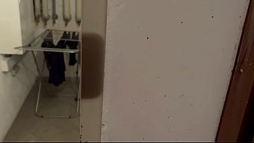 Ein Fremder hat mich im Keller erwischt und begrapscht, und ich habe ihn befriedigt.